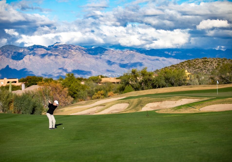 Retired,Woman,Playing,Golf,In,Tucson,Arizona